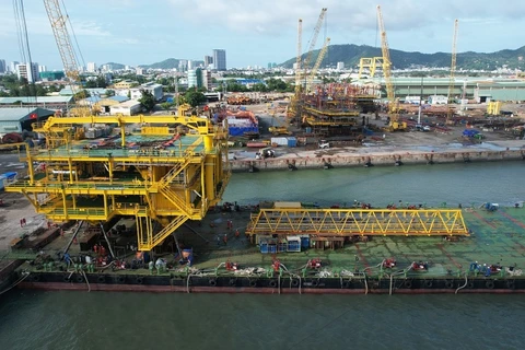 The topside of the BK-23 oil rig has been transferred to a barge for transportation to the Bach Ho (White Tiger) field for installation. (Photo: petrovietnam.petrotimes.vn)