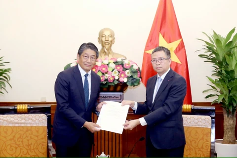 Japanese Ambassador to Vietnam Ito Naoki (L) delivers a message of sympathy from Japanese PM (Photo: VNA)