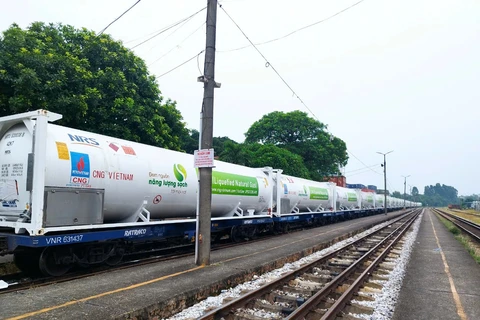 A train carrying the first 16 ISO tanks containing LNG from the South to the North. (Photo: PV Gas)