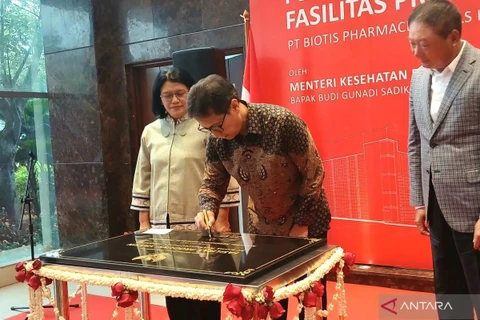 Indonesian Health Minister Budi Gunadi Sadikin (middle) officiates the vaccine production facility at PT Biotis in Bogor District, West Java, on Wednesday (September 11, 2024). (Source: Antara)