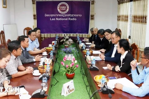 At the courtesy call by a delegation of the Vietnam Journalists Association to to Lao Deputy Minister of Information, Culture and Tourism Vansy Kuamua. (Photo: VNA)