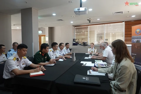 Fleet Command of the Royal Australia Navy Rear Admiral Christopher Smith receives Rear Admiral Nguyen Viet Khanh, Deputy Chief of Staff of the Navy. (Photo: qdnd.vn)