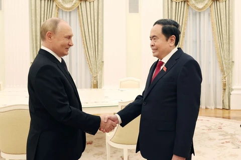 NA Chairman Tran Thanh Man (R) and Russian President Vladimir Putin. (Photo: VNA)