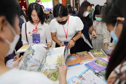 Teachers learn about the textbook series "Hello Vietnamese" - an effective tool in teaching Vietnamese abroad. (Photo: VNA)