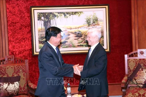 Lao Party General Secretary and President Thongloun Sisoulith (L) and former Vietnamese President Nguyen Minh Triet. (Photo: VNA)