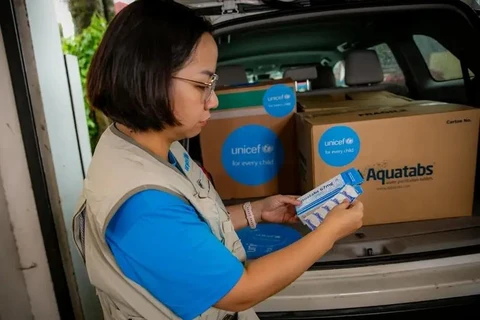 UNICEF Vietnam has urgently transported 80,000 water purification tablets for the Centre of Disease Control in Thai Nguyen province and 4,000 litres of water to the Lao Cai provincial Hospital (Source: UNICEF)