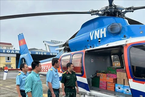 Relief supplies being loaded onto a helicopter at Gia Lam Airport (Hanoi). (Photo: Military News Agency/VNA)