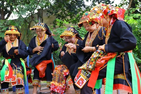 Dao ethnic women on the west of Yen Tu preserve traditional embroidery craft (Photo: VNA)