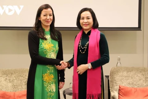 Pham Thi Ngoc Lan, the first Vietnamese-origin lawmaker in the New Zealand Parliament (L) meets with NA Vice Chairwoman Nguyen Thi Thanh in Wellington, New Zealand. (Photo: VNA)