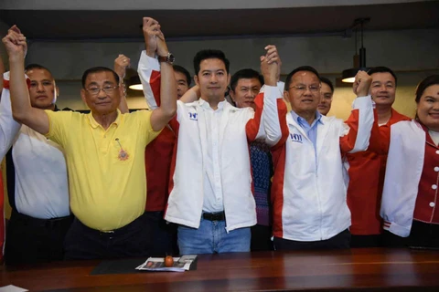 Candidate Jadet Jantar (centre) and key figures of the Pheu Thai Party celebrate his victory in the by-election in Muang district of Phitsanulok on September 15. (Photo: bangkokpost.com)