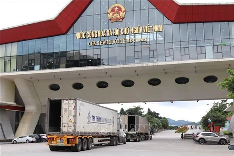 Vehicles crossing Huu Nghi border gate in Lang Son (Photo: VNA)