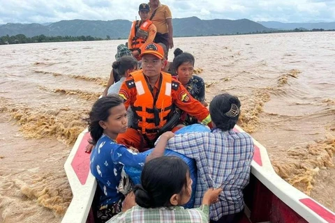 Rescuers evacuate people from flooded areas in Nay Pyi Taw, Myanmar, on September 13 (Photo: XINHUA/VNA)