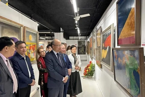 Ambassador Dinh Toan Thang and delegates at the exhibition (Photo: VNA)