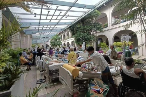 Patients are temporarily evacuated after a fire breaks out at the Philippine General Hospital in Manila on September 16 morning. (Photo: The Manila Disaster Risk Reduction and Management Office)