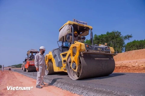 Construction of the Quang Ngai – Hoai Nhon section of the North-South Expressway (Photo: VietnamPlus)