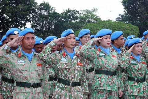 The Engineering Unit Rotation 3 and the Level-2 Field Hospital Rotation 6 pay tribute to fallen soldiers at the Heroic Martyrs' Monument in Hanoi. (Photo: VNA)