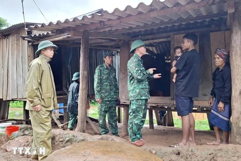 Border guard soldiers from Cha Lo International Border Gate in Quang Binh province raise the local residents' awareness of natural disaster response measures. (Photo: VNA)