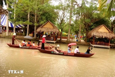 Tourists at My Khanh Tourism village in Can Tho city (Photo: VNA)