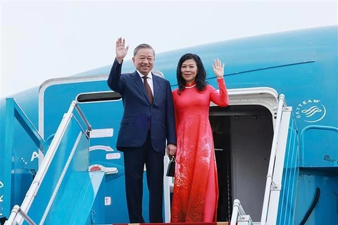 General Secretary of the Communist Party of Vietnam Central Committee and President of Vietnam To Lam and his spouse leave Hanoi for the US on September 21 morning (Photo: VNA)