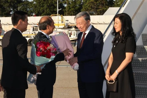 Party General Secretary and State President To Lam and his spouse are greeted at John F. Kennedy International Airport by Vietnamese Ambassador to the US Nguyen Quoc Dung and Ambassador Dang Hoang Giang, Permanent Representative of Vietnam to the UN. (Photo: VNA)