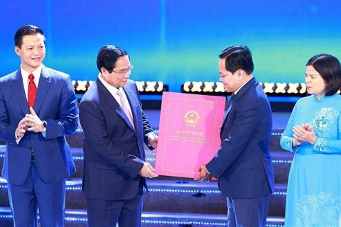 Prime Minister Pham Minh Chinh hands over the decision approving Bac Ninh's master plan for 2021-2023, with a vision to 2050. (Photo: VNA)