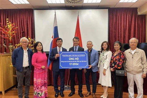 The Vietnamese Embassy in Slovakia receives token of relief worth over 17,000 EUR (19,000 USD) raised by the Vietnamese community in the European country (Photo: VNA)