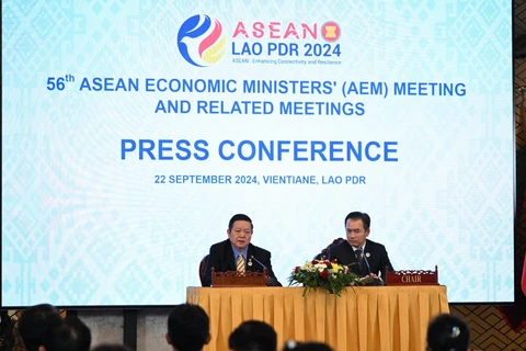 Secretary-General of ASEAN, Dr. Kao Kim Hourn (left) and Lao Minister of Industry and Commerce Malaithong Kommasith chair the press conference to announce the results of the 56th ASEAN Economic Ministers’ (AEM) Meeting and related meetings. (Photo: asean.org)