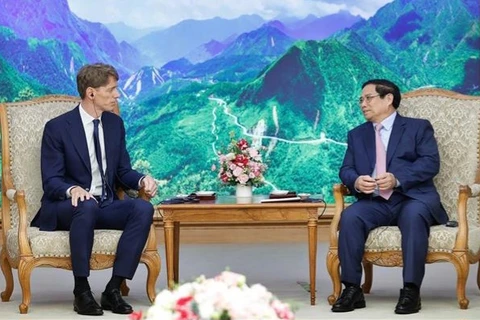 Prime Minister Phạm Minh Chinh (R) receives Robert Maersk Uggla, Chairman of A.P. Moller Holding (APM Holding) (Photo: VNA)