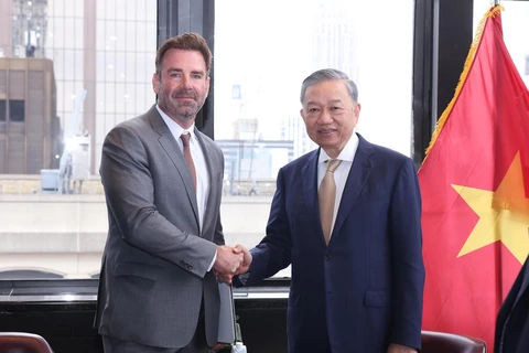 General Secretary of the Communist Party of Vietnam (CPV) Central Committee and State President To Lam (right) and Nick Ammann, Vice President of Global Government Affairs at Apple. (Photo: VNA)