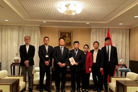 Representatives from Japan’s Yamanashi prefecture presents the token of 1 million JPY to the Vietnamese Embassy in Japan to support the country’s disaster relief efforts. (Photo: VNA)