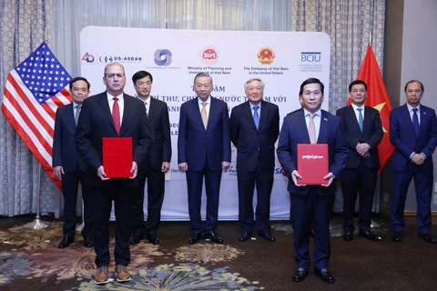 Dinh Viet Phuong, CEO of Vietjet (front row, right) and Joseph Vitulli, Representative of Honeywell Aerospace Technologies (front row, left) exchange a cooperation agreement in the presence of Party General Secretary and President To Lam during his trip to the US (Source: Vietjet)