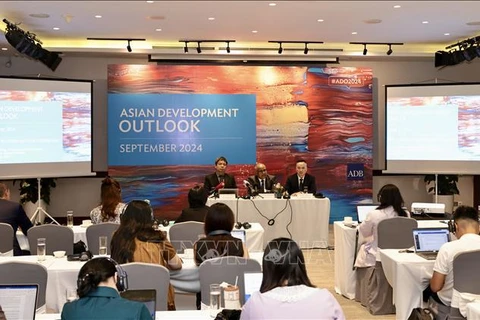 At the press conference on September 25 to announce the Asian Development Outlook (Photo: VNA)