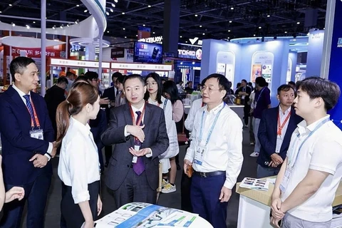 Vietnamese and Chinese officials visit booths of Vietnamese enterprises at the third GDTE. (Photo: thoibaotaichinhvietnam.vn)