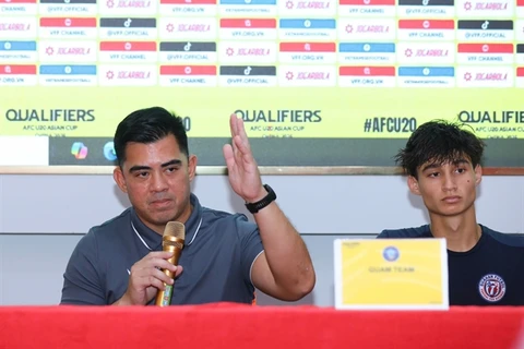 Coach Dominic Tacadina of U20 Guam aims to beat the Vietnamese team in Group A of the 2025 AFC U20 Asian Cup qualifiers. (Photo: vtcnews.vn)