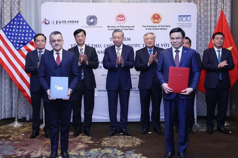 Party General Secretary and President To Lam witnesses the exchange of the MoU between Petrovietnam and Kellogg Brown & Root. (Photo: Petrotimes)