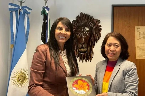 Ambassador to Argentina Ngo Minh Nguyet (R) and Argentine congresswoman Lorena Villaverde (Photo: VNA)