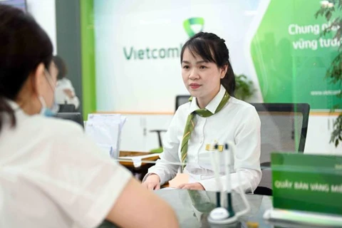 A transaction at a Vietcombank's branch (Photo: VNA)