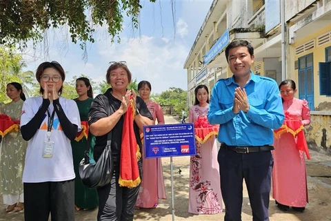 Representatives of Ben Tre province, the YMCA Vietnam Social Co. Ltd. and Singapore’s Institute of Technical Education (ITE) at the inauguration of the school yard. (Photo: VNA)