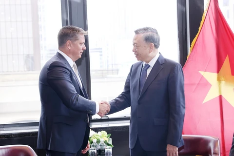 Party General Secretary and State President To Lam (right) and Senior Vice President for Global Business and Government Affairs of SpaceX Tim Hughes at their meeting in New York on September 25. (Photo: VNA)