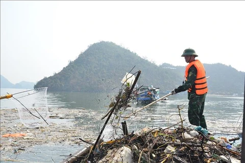 Quang Ninh works hard on post-typhoon waste collection in Ha Long Bay. (Photo: VNA)