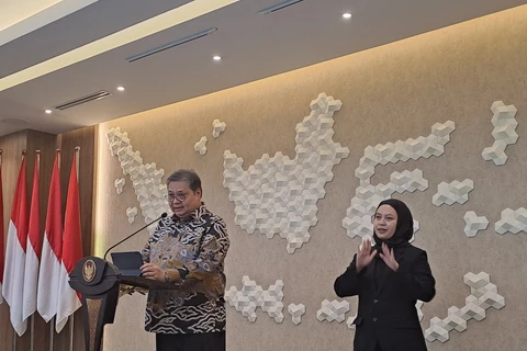 Coordinating Economic Minister Airlangga Hartarto (left) stands before the press in his Jakarta office on August 5, 2024, to speak about Indonesia's gross domestic product growth in Q2. (Photo: https://www.thejakartapost.com/) 