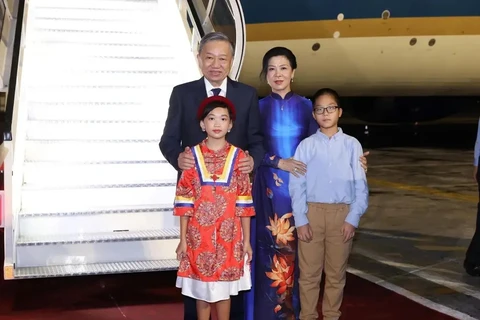 Party General Secretary and State President To Lam and his spouse are welcomed at the José Martí International Airport. (Photo: VNA)