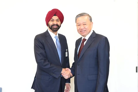 Party General Secretary and State President To Lam (R) and WB President Ajay Banga (Photo: VNA)