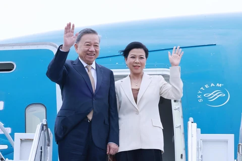 General Secretary of the Communist Party of Vietnam Central Committee and President of Vietnam To Lam and his spouse at John F. Kennedy International Airport in New York city (Photo: VNA)