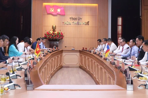 Thua Thien - Hue and Champasak officials at the working session on September 26 (Photo: VNA)