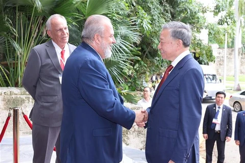 General Secretary of the Communist Party of Vietnam Central Committee and State President To Lam (right) meets with Cuban Prime Minister Manuel Marrero Cruz in Havana on September 26. (Photo: VNA)