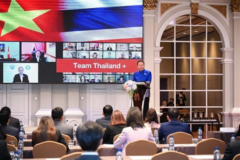 Sanan Angubolkul, Chairman of the Thai Chamber of Commerce, speaks at the event (Photo: VNA)