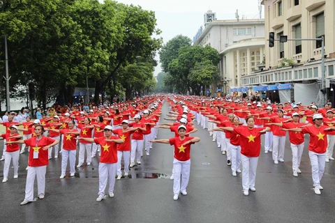 A performance by more than 2,000 members of the Hanoi Association of Outdoor Health for the Middle-aged and Elderly. (Photo: VNA)