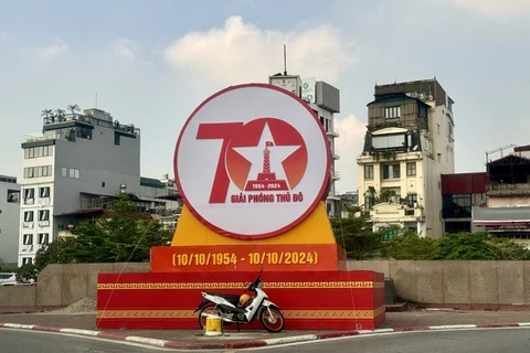 Hanoi has finished street decorations to celebrate the 70th anniversary of the Liberation Day (Photo: VGP)