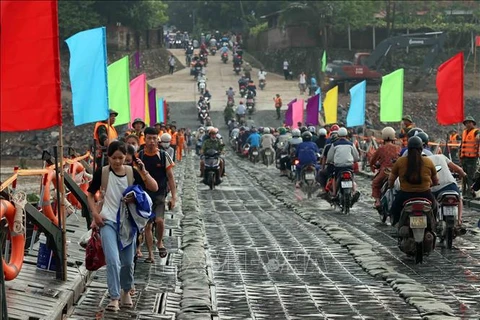 Pontoon bridge opened to traffic on September 30 after Typhoon Yagi (Photo: VNA)